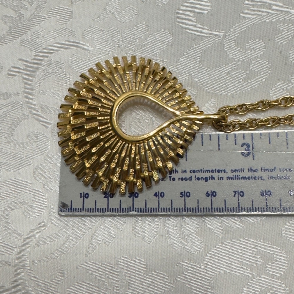 Trifari Necklace Pendant Vtg Brushed Gold Tone Peacock Fan Rope Chain 28" - Picture 10 of 13